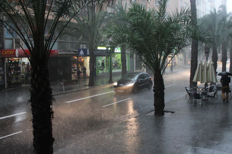 Calle Calderón de la Barca de Alicante durante la tromba de agua