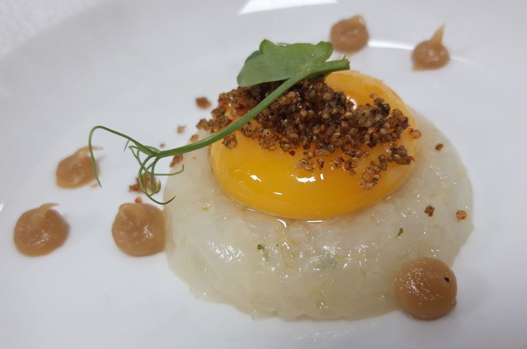 Tartar de calamar con yema de huevo y cebolla.