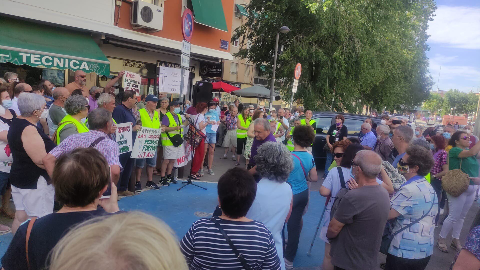 Decenas de personas han protestado a las puertas del centro de salud María Ángeles López Gómez