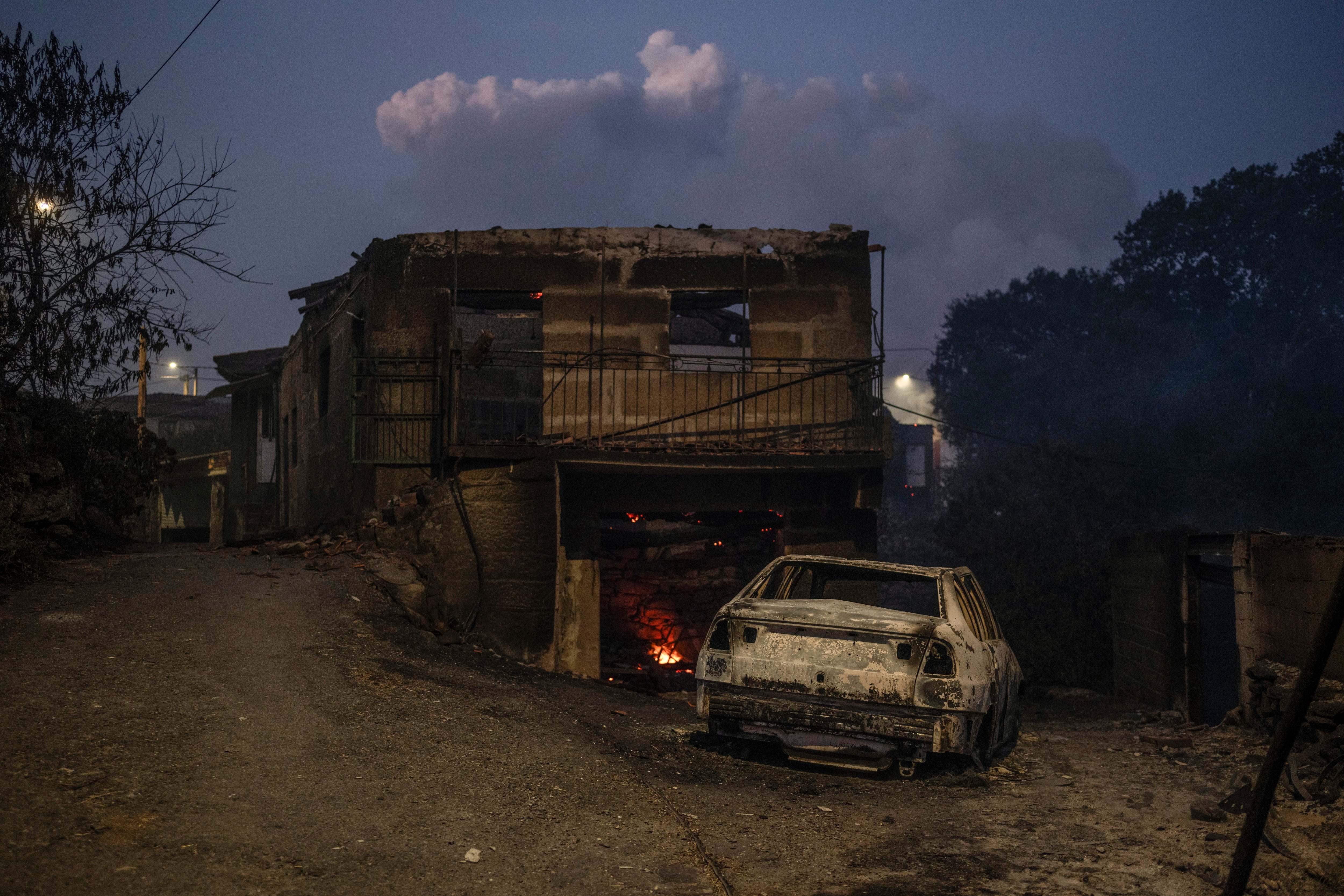 Casas calcinadas en la localidad de A Caridade, este miércoles en el municipio de Monterrei, Ourense. 
EFE/Brais Lorenzo
