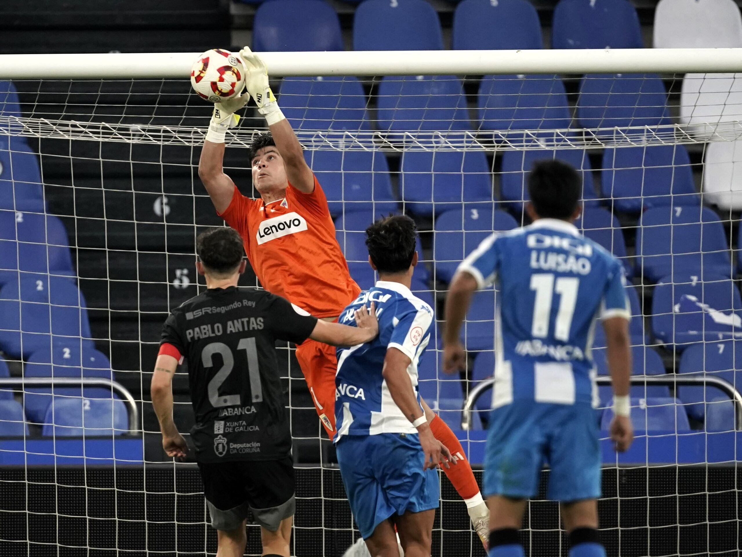 Rabanillo, portero del Compostela, en una de sus muchas paradas en Riazor