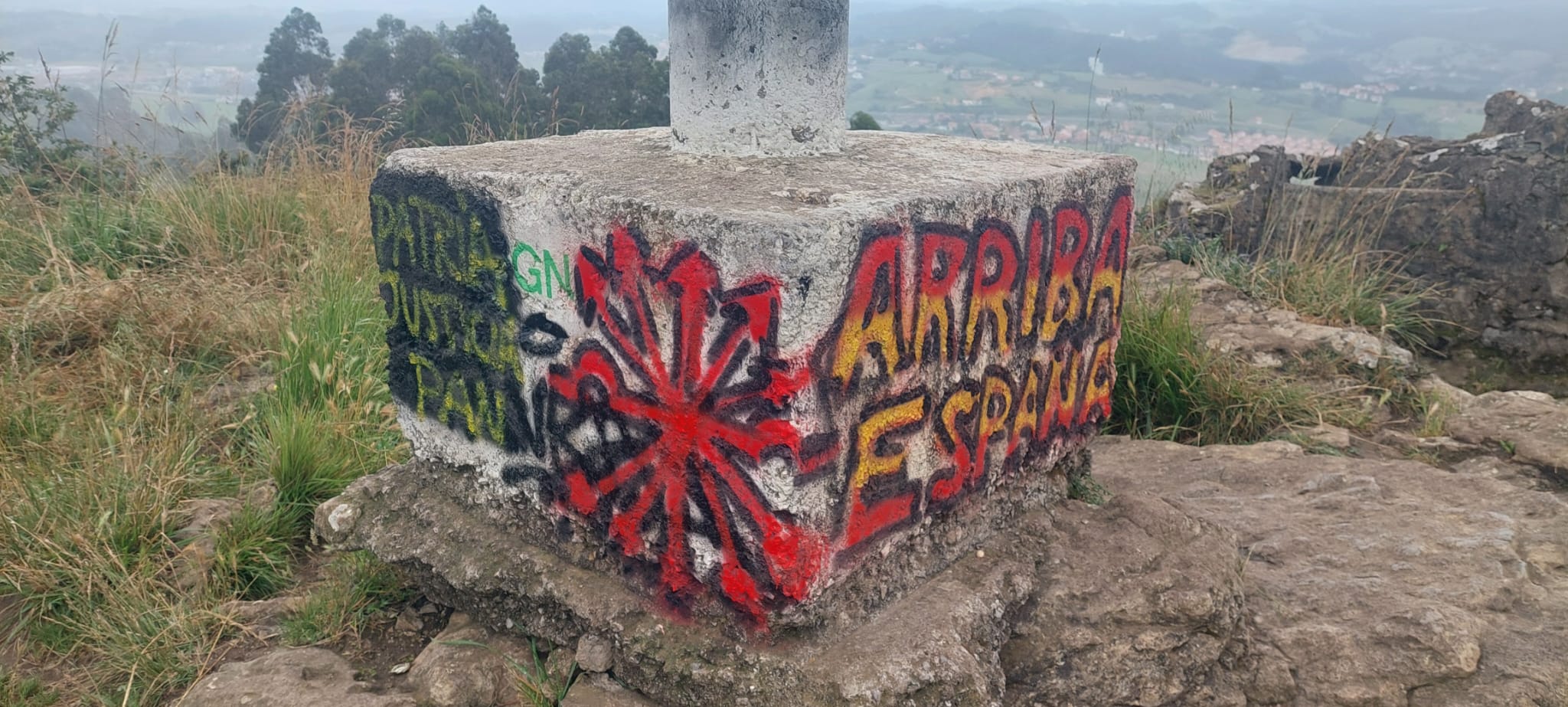 Pintadas en lo alto del Monte de La Picota en Cantabria de carácter falangista