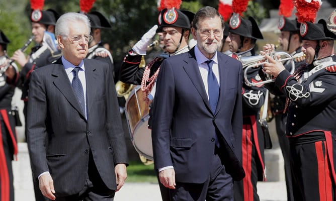 El jefe del Ejecutivo italiano, Mario Monti, recibe al jefe del Gobierno español, Mariano Rajoy, en Roma