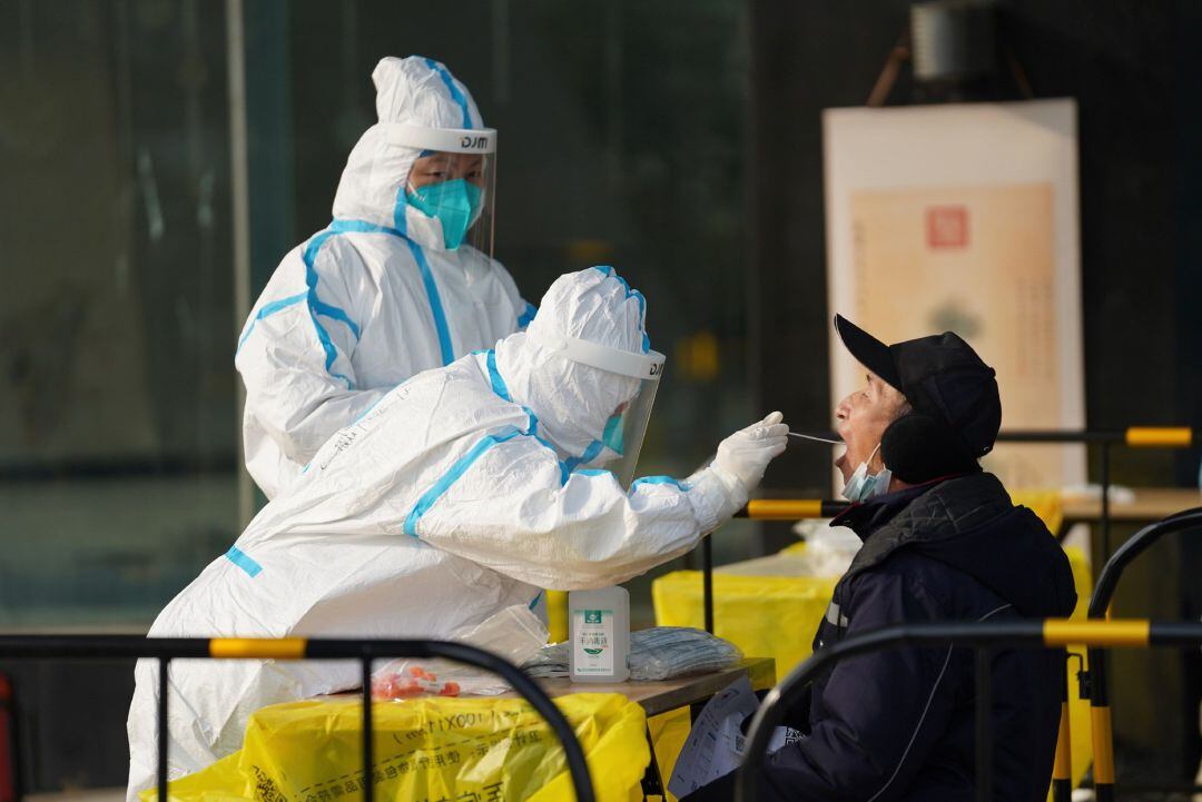 Una persona se realiza una prueba de coronavirus en Pekín (China).