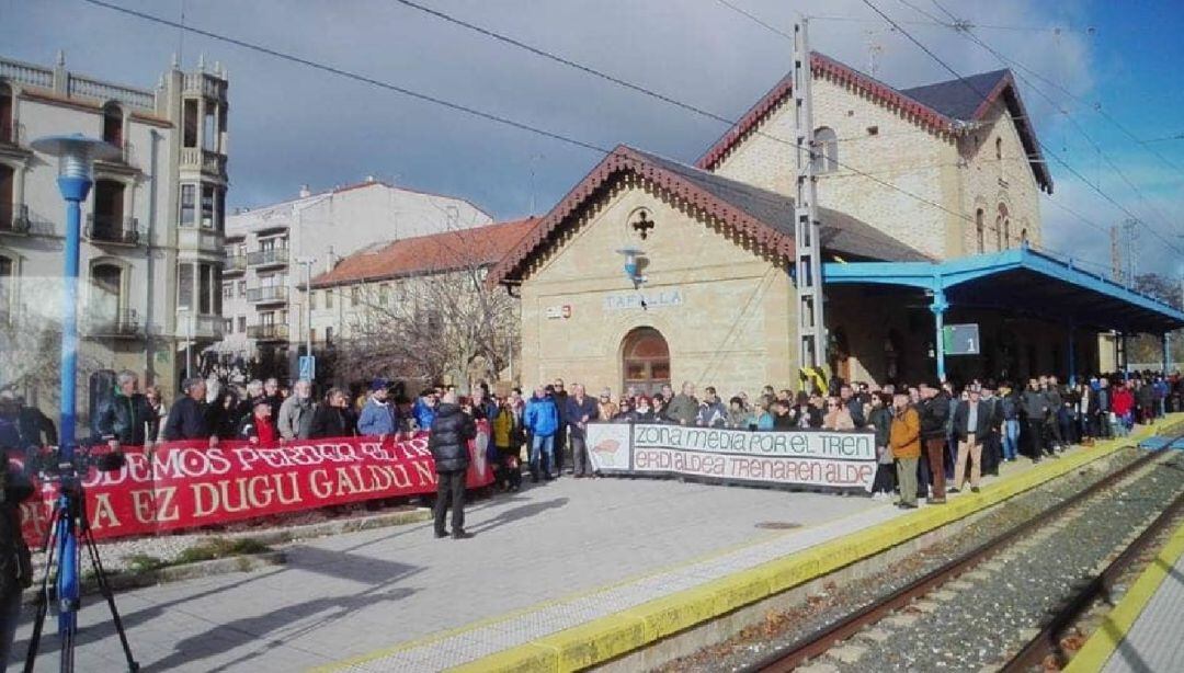 Concentración vecinal en Tafalla en protesta por el cierre de la taquilla de la estación de tren