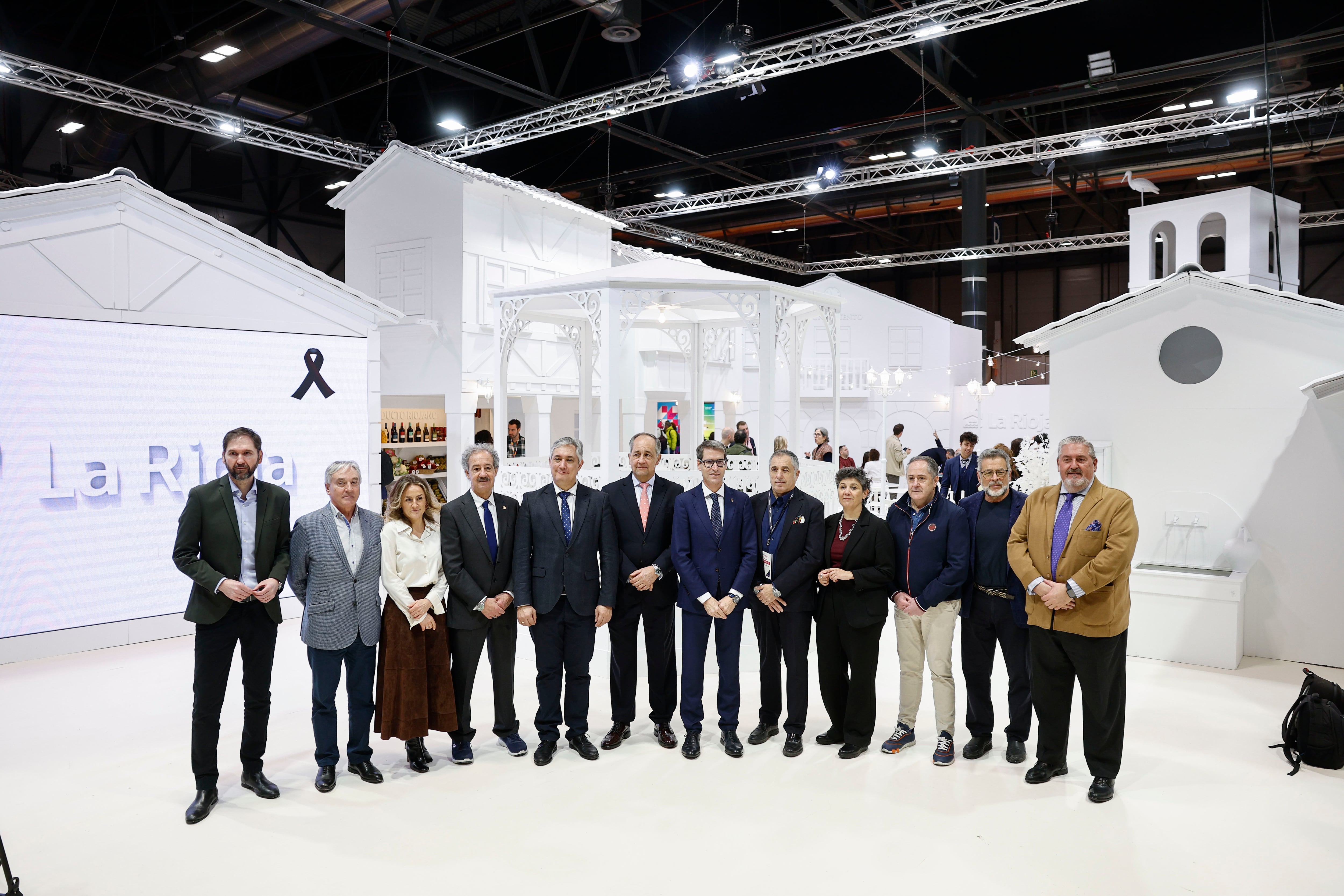 MADRID, 22/01/2026.- El presidente de La Rioja, Gonzalo Capellán (c), posa para una foto de grupo en el stand de La Rioja este jueves en el que se ha inaugurado la 46ª edición de la Feria Internacional de Turismo (Fitur), en el centro de exposiciones y convenciones IFEMA de Madrid. EFE/Rodrigo Jimenez