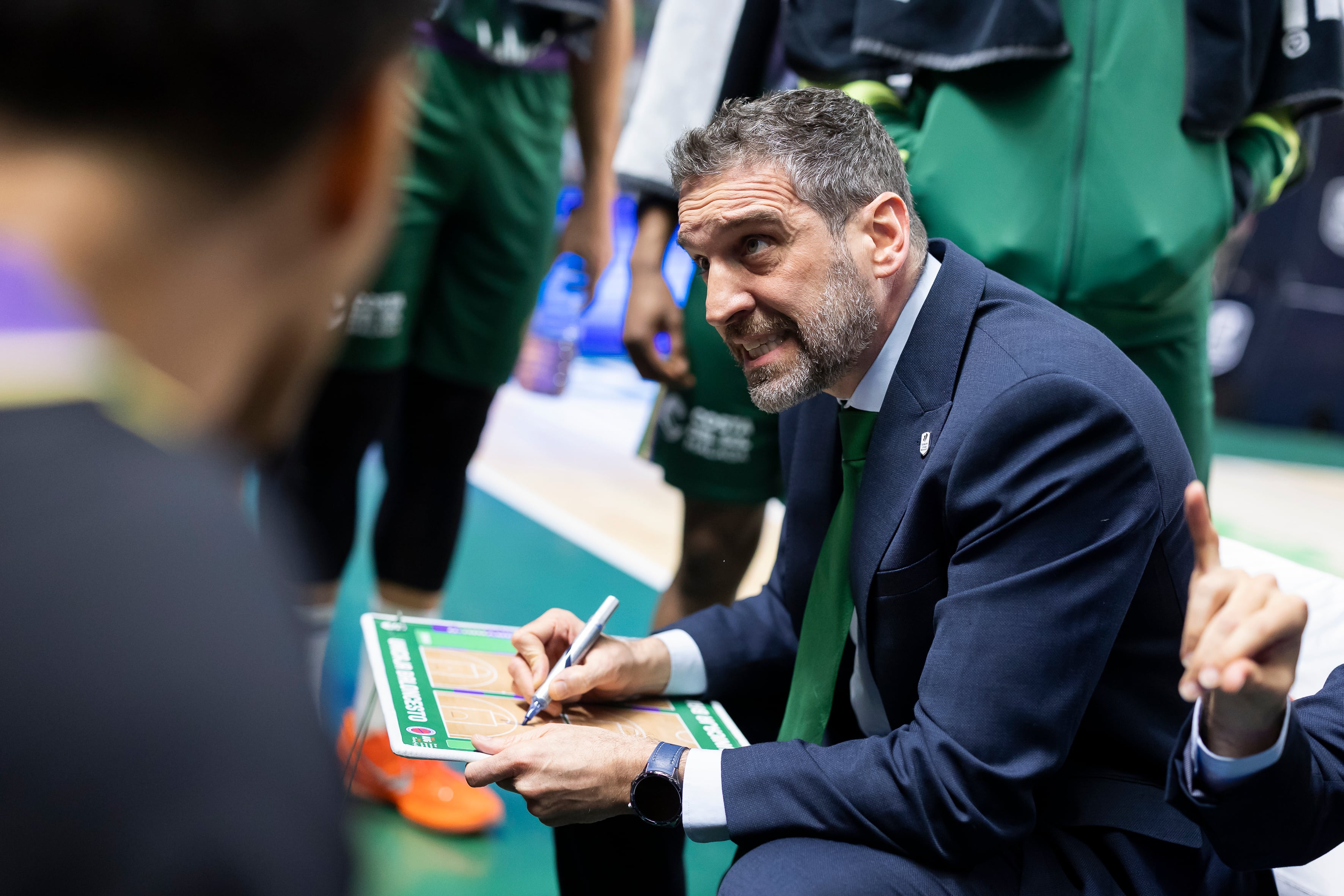 Málaga, 21/01/2026.- El técnico de Unicaja, Ibón Navarro, durante el encuentro correspondiente a la primera jornada de la ronda 16 de la Liga de Campeones que han disputado esta tarde frente al Wurzburg Baskets en el Palacio de los Deportes José María Martín Carpena, en Málaga. EFE/Carlos Díaz.