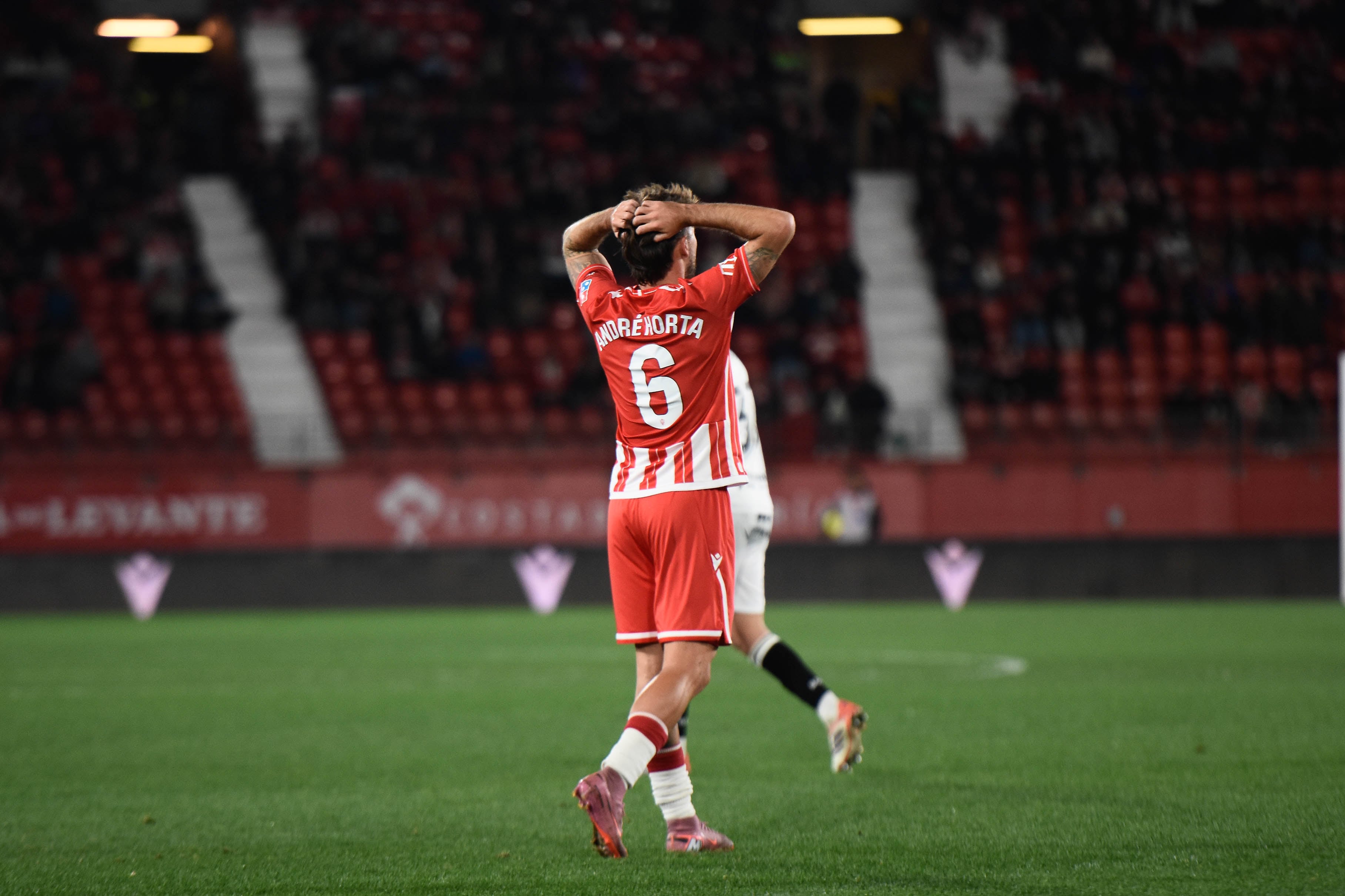 André Horta con las manos en la cabeza.