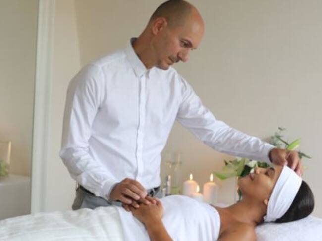 John Tsagaris realizando uno de sus tratamientos