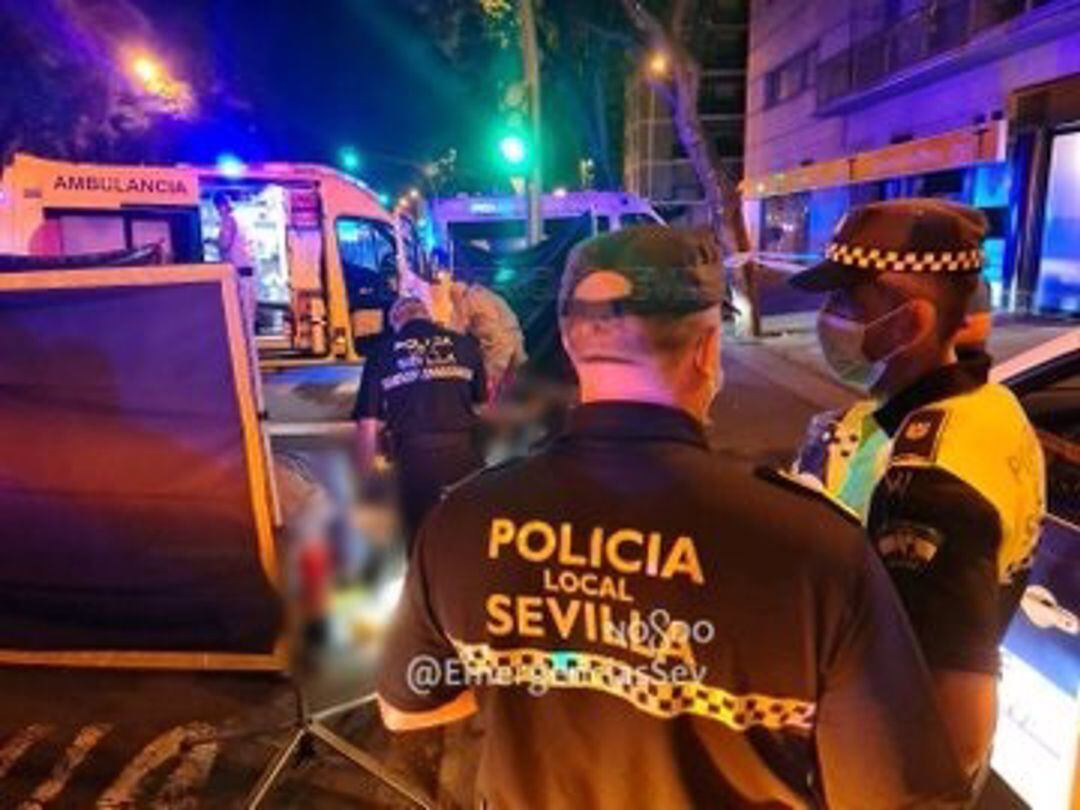 Imagen de los efectivos policiales sanitarios ante el accidente mortal de un motorista entre la avenida de Luis Montoto y la de la Buhaira, en Sevilla capital