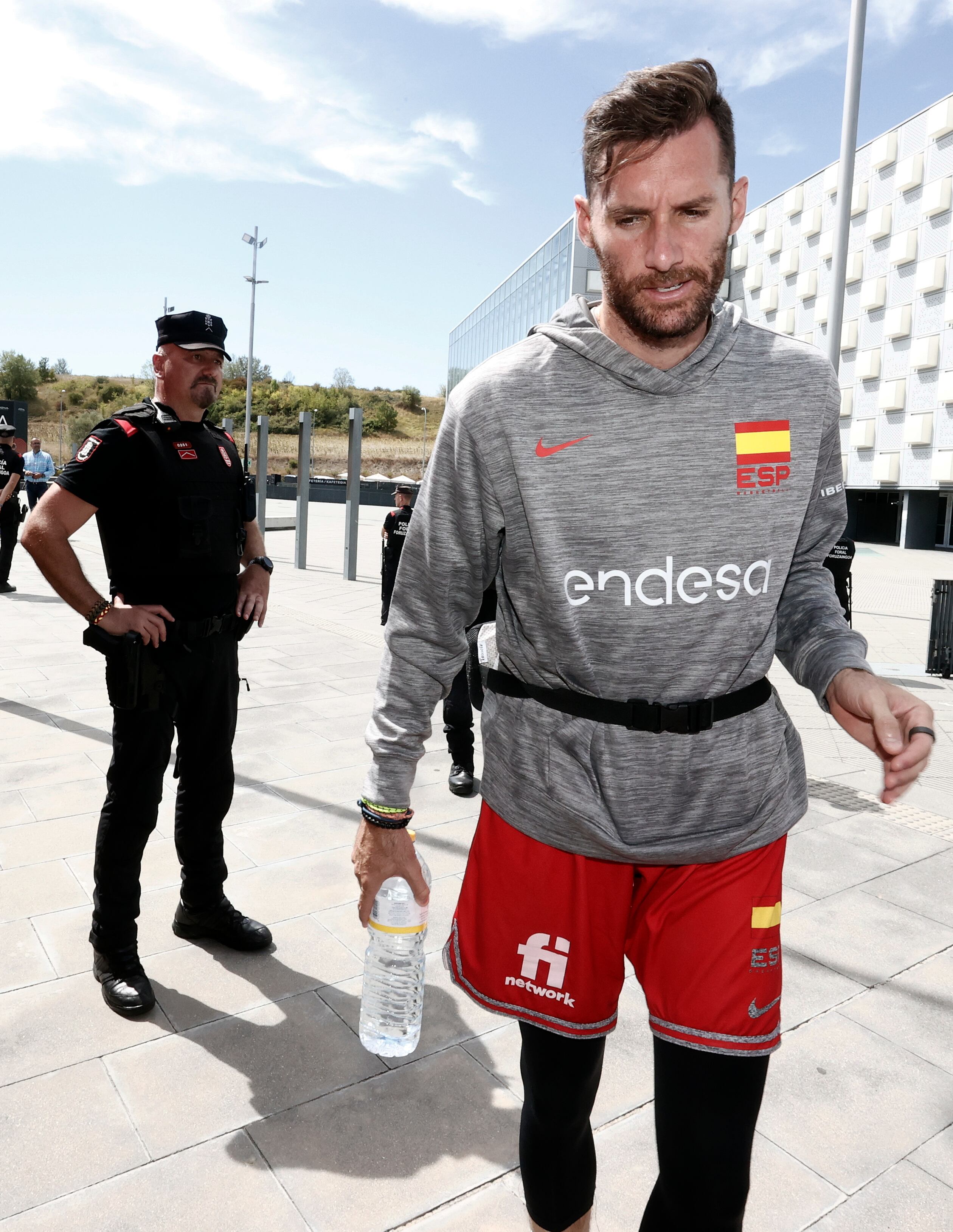 GRAFCAV8949. PAMPLONA, 23/08/2022.- El jugador de la selección española de baloncesto, Rudy Fernández, tras el entrenamiento de este martes en el Navarra Arena donde disputarán mañana miércoles el primer partido de la segunda ronda de clasificación para la Copa del Mundo 2023 contra la Selección de Islandia. EFE/Jesús Diges
