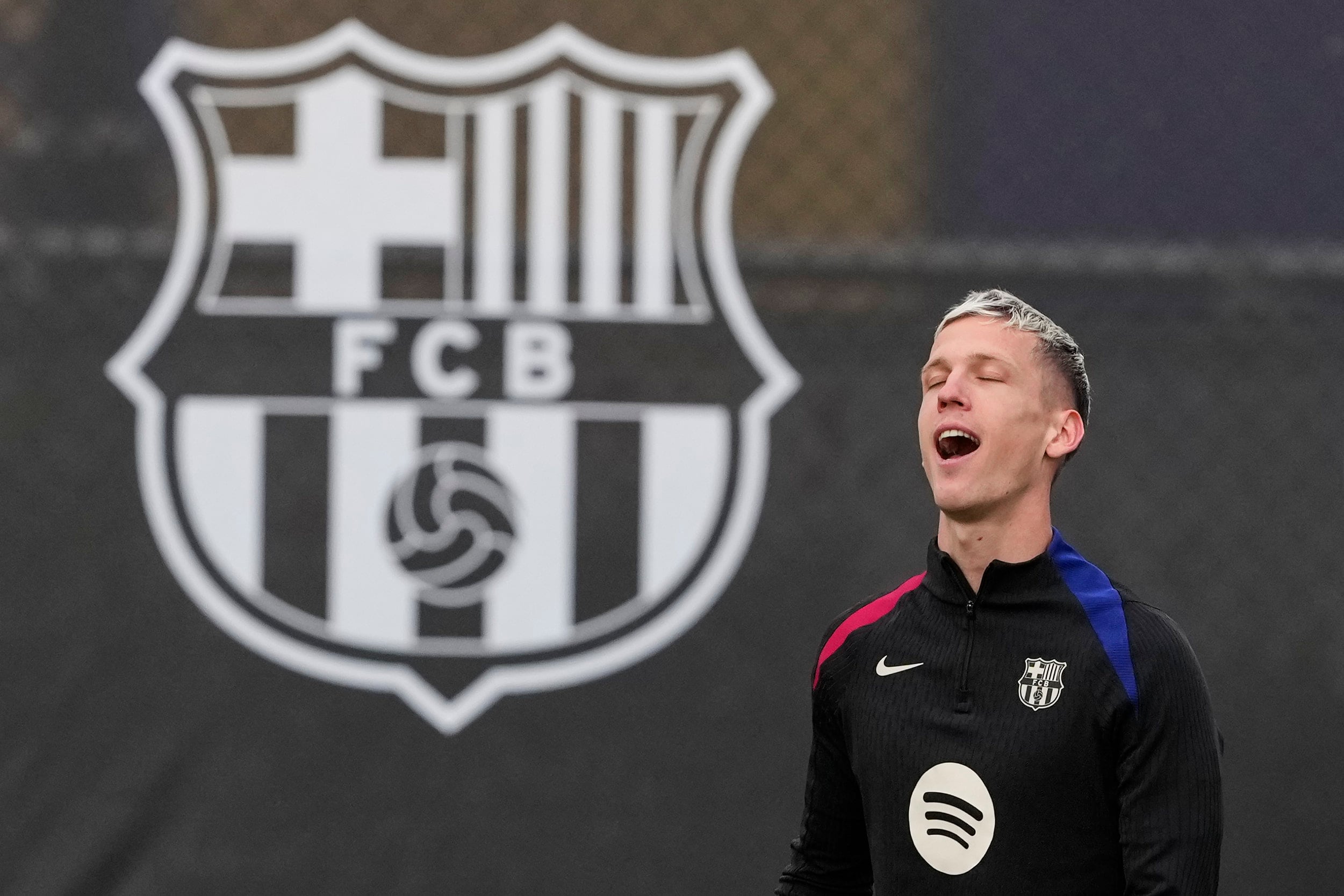 Dani Olmo se lamenta durante el último entrenamiento del Barça