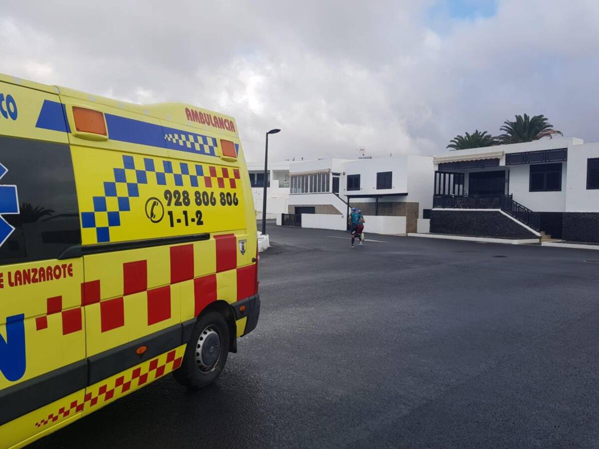 Vecinos de La Santa reducen a un hombre que realizaba destrozos con un hacha