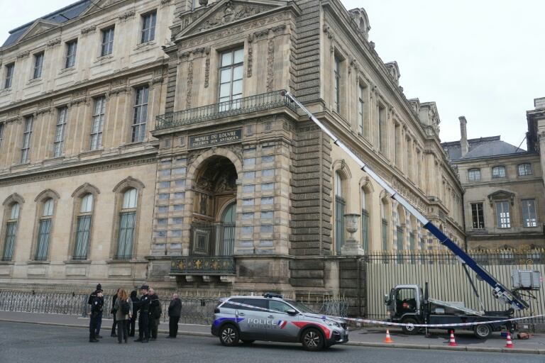 Agentes de policía franceses junto a un montacargas utilizado por los ladrones para entrar en el Museo del Louvre, en París