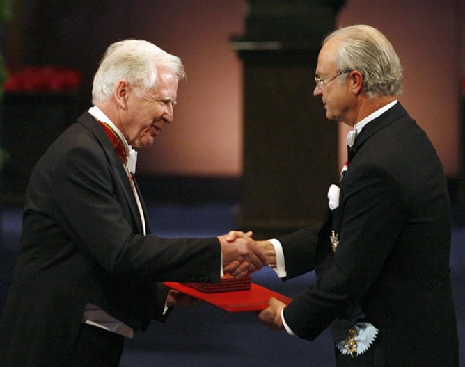 An una ceremonia distinta a la entreta del Nobel de la Paz, El rey Carlos Gustavo ha entregado los galardones de Física, Química, Medicina, Literatura y economía. En la imagen, el Nobel de Medicina Françoise Barré-Sinoussi.