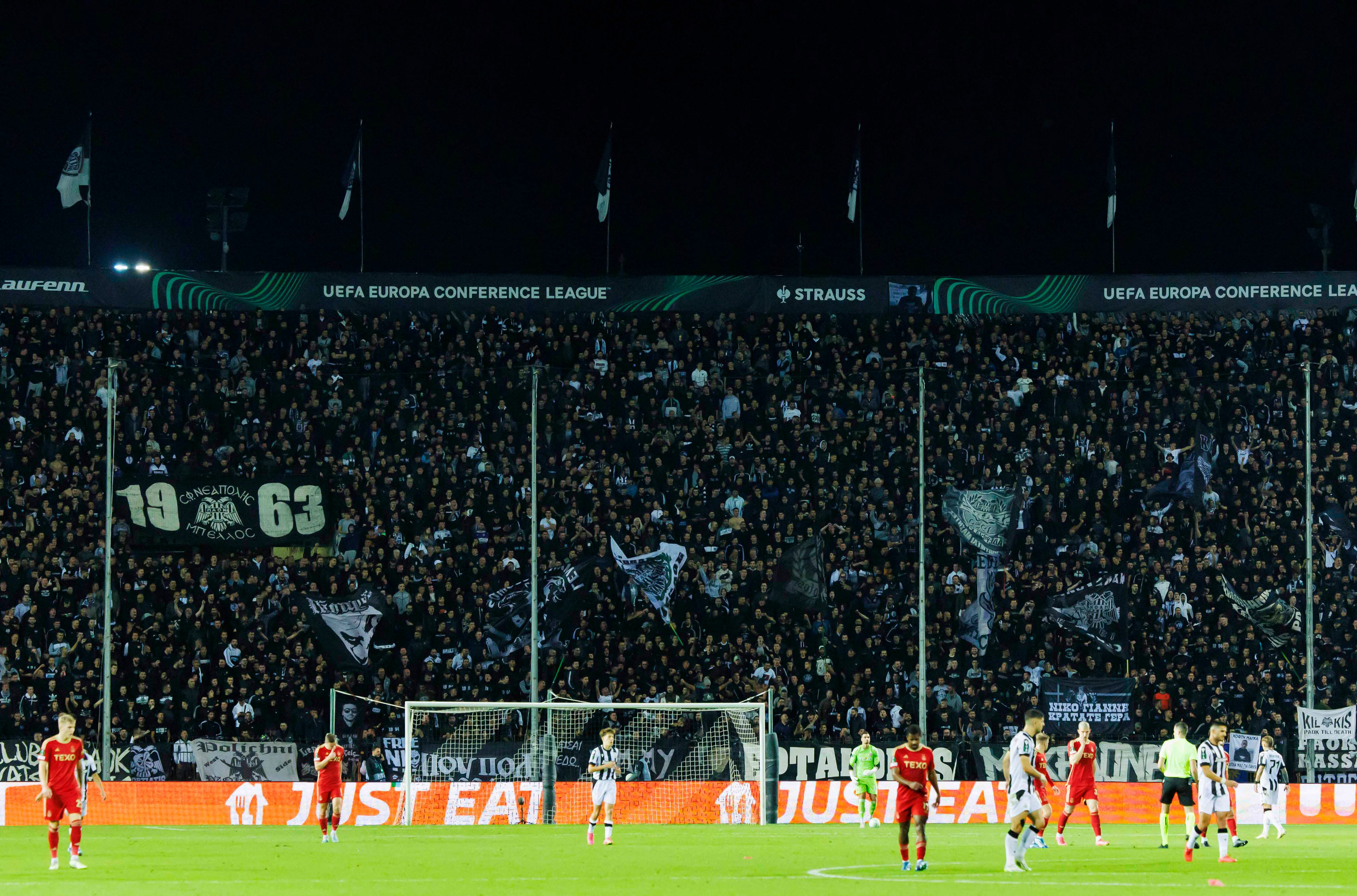 THESSALONIKI, GREECE - NOVEMBER 09: Aficionados del PAOK en su partido ante el Aberdeen de la UEFA Conference League. (Photo by Mark Scates/SNS Group via Getty Images)