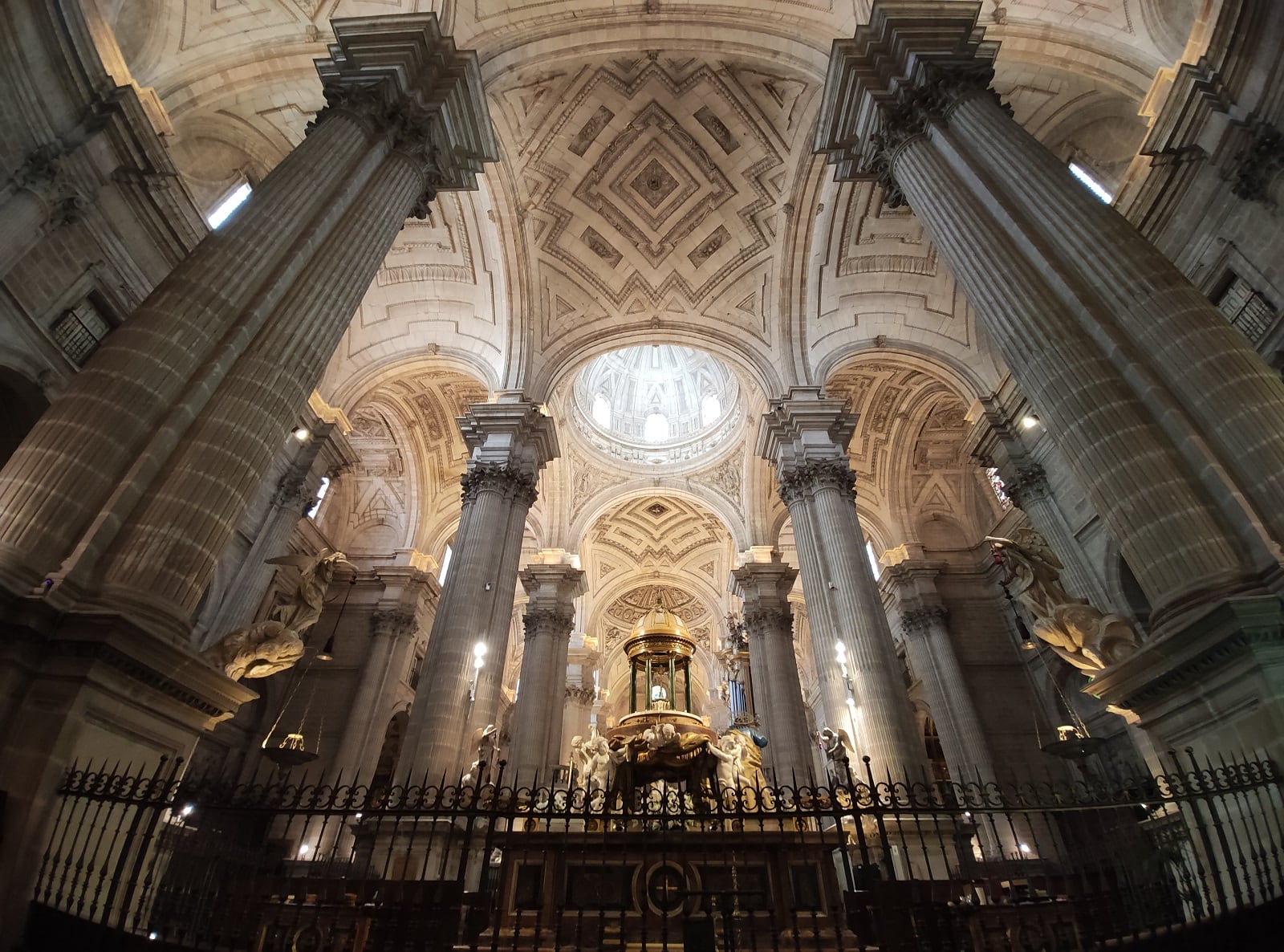 El interior de las naves catedralicias de la Seo jiennense