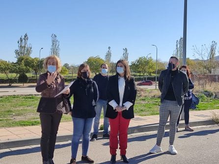 La alcaldesa, Mª Teresa García, en el centro, acompañada de técnicas de la guardería municipal y el primer teniente de alcalde