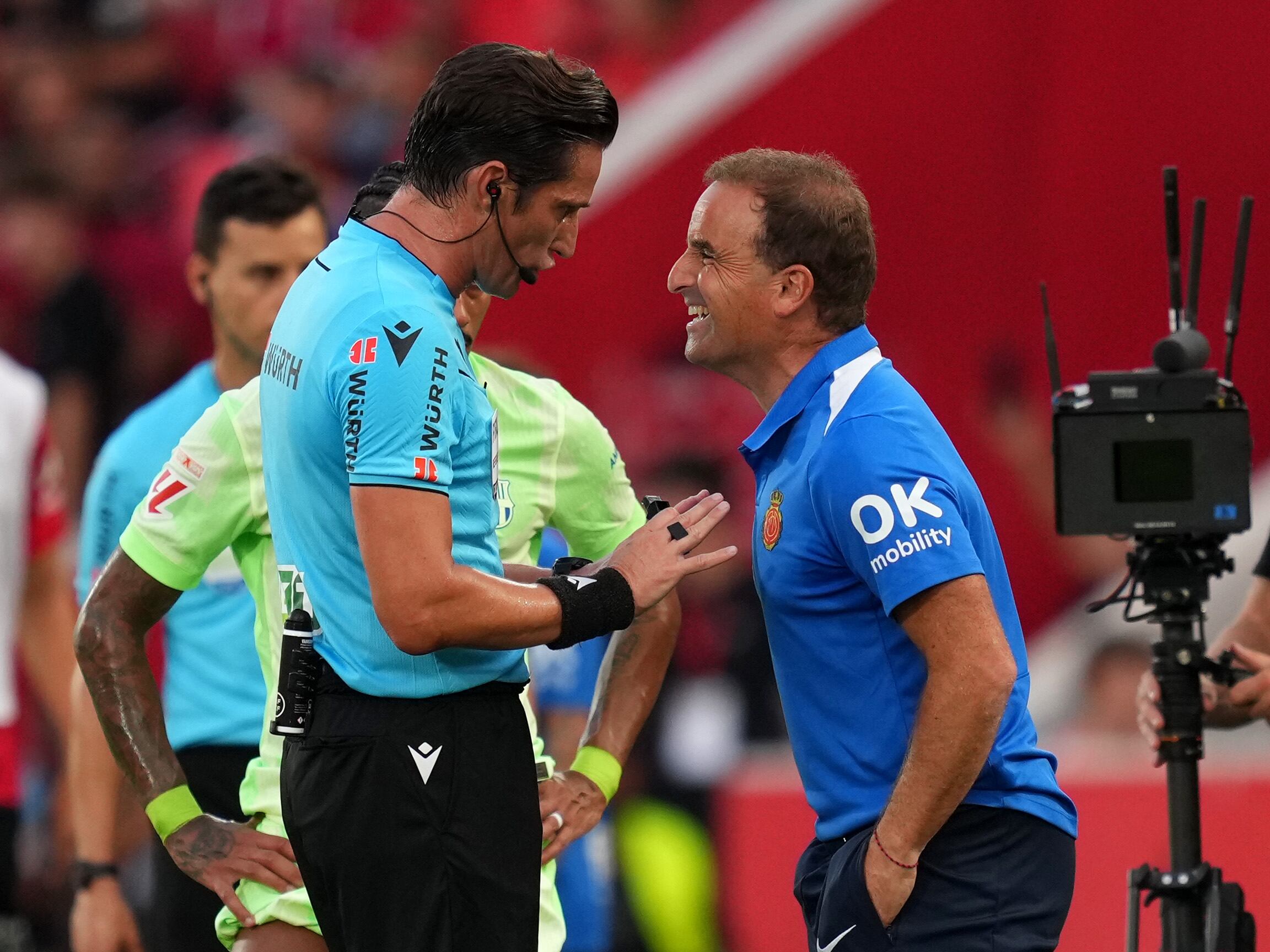 Jagoba Arrasate protesta una acción polémica durante el RCD Mallorca-FC Barcelona de LaLiga. Foto: Alex Caparros/Getty Images.