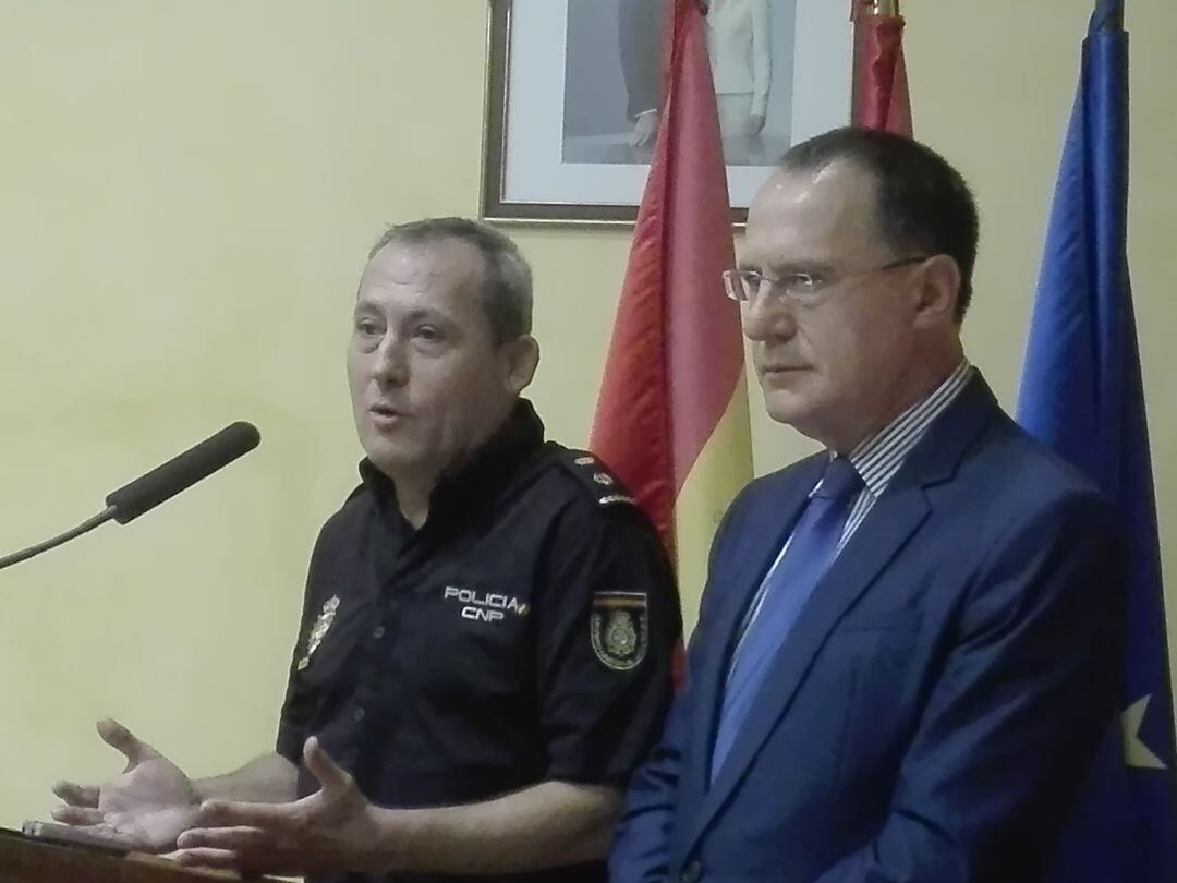 El Subdelegado del Gobierno, Angel Blanco, junto al jefe accidental de la Comisaría de Zamora, Guillermo Vara, en la comparecencia para informar sobre el caso