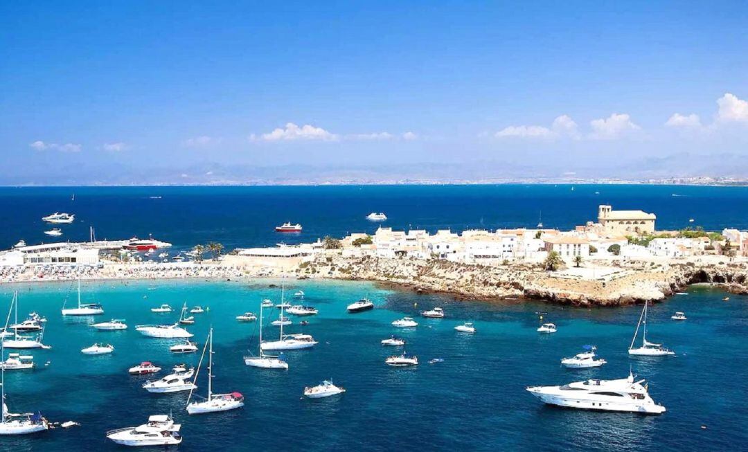 Imagen de archivo de embarcaciones privadas fondeadas en la isla de Tabarca