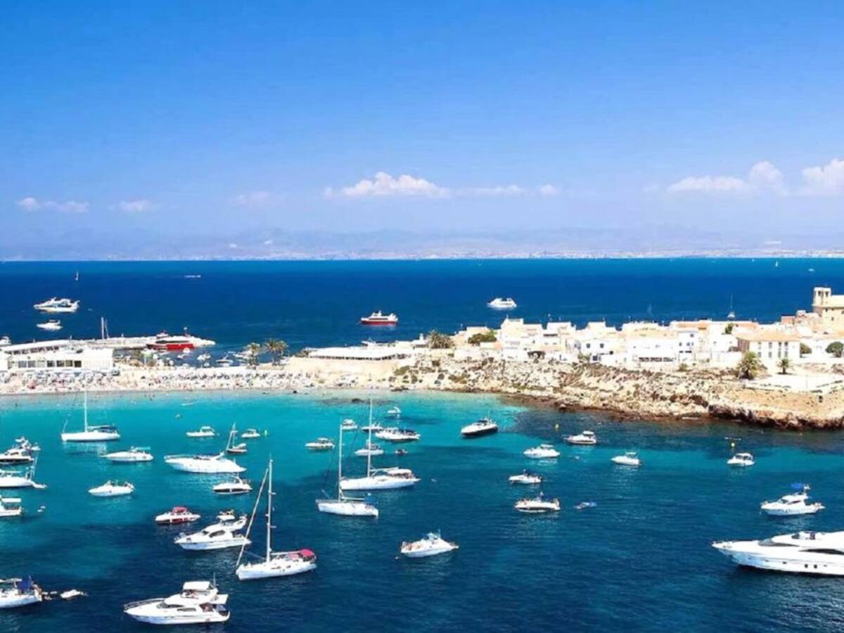 La oposición pide regular el acceso de turistas a Tabarca y limitar el fondeo de embarcaciones privadas