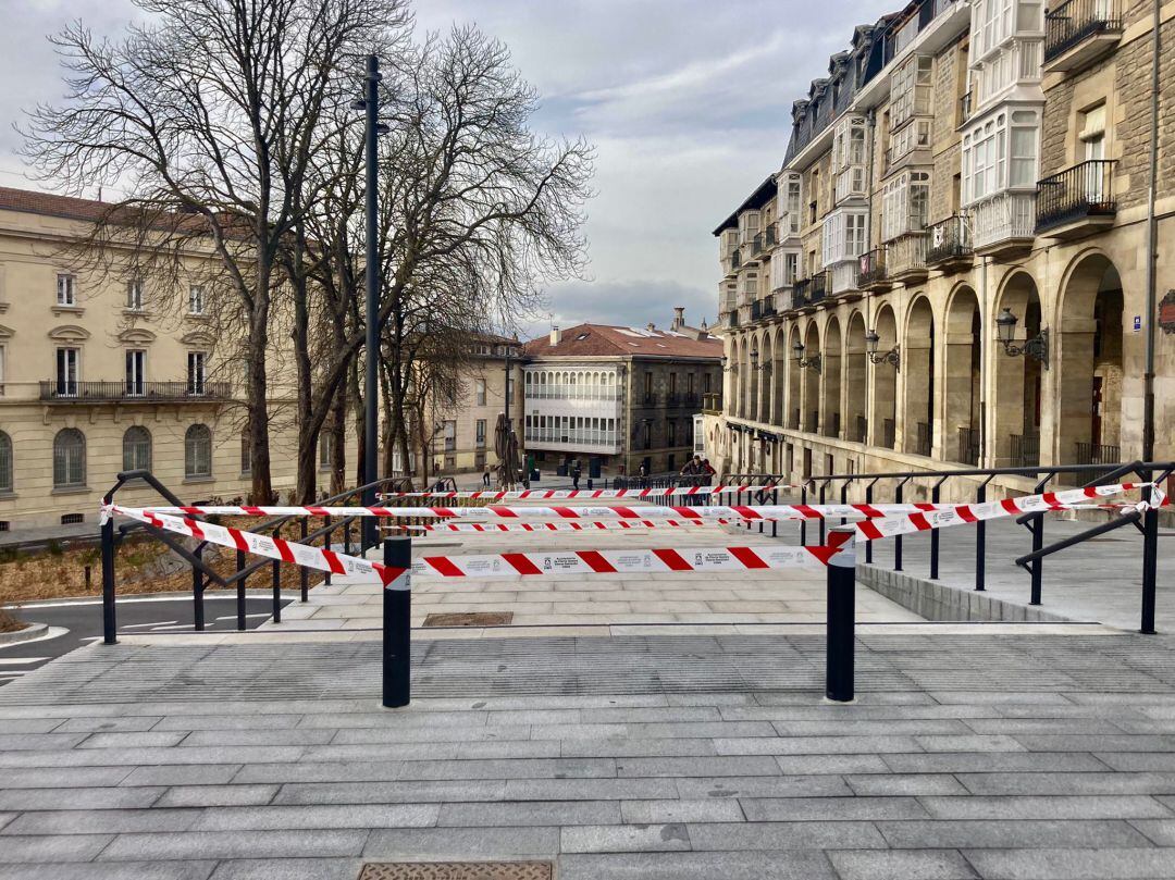 La escalera ha quedado acordonada por seguridad