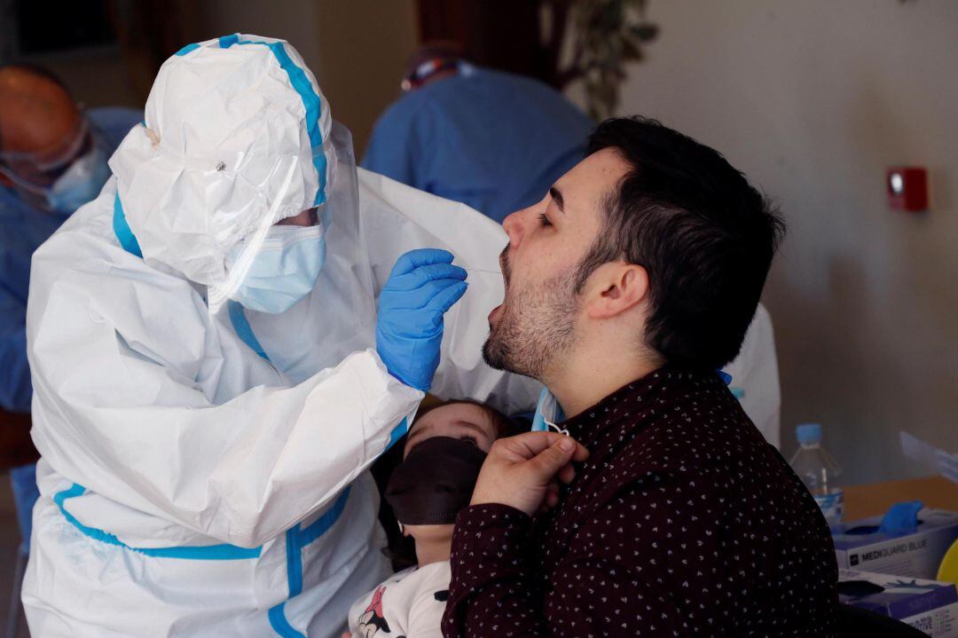  Sanitarios realizan pruebas PCR a los vecinos