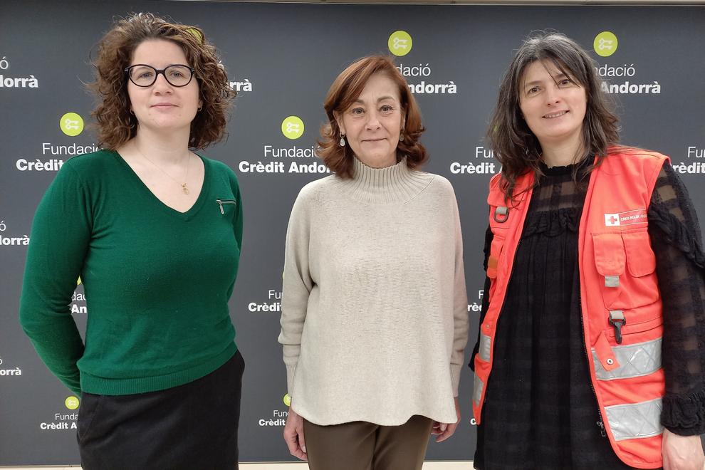 Marta Roma de Càritas (e), Francesca Ros de la Fundació Crèdit Andorrà i Carine Leclerc de Creu Roja, durant la presentació del balanç de donacions.