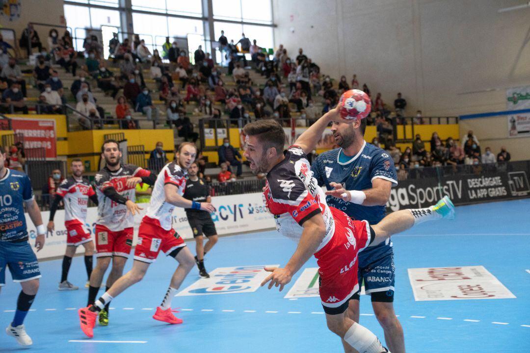 Balonmano Nava roza la permanencia tras su victoria 19-18 ante Cangas