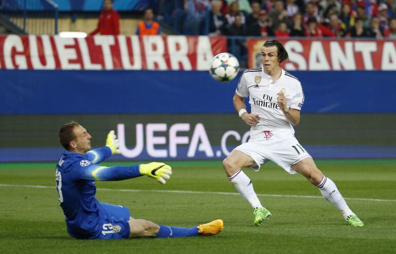 Oblak rechaza un tiro de Gareth Bale