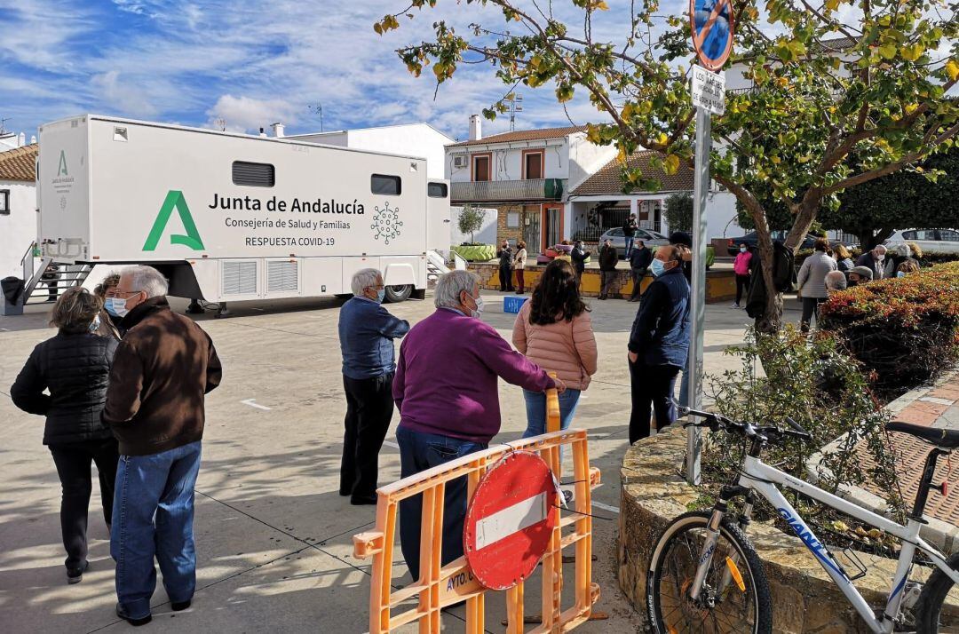 Unidad móvil de la Junta en el municipio de Cuevas del Becerro