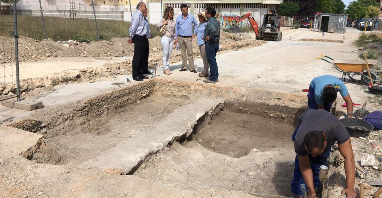 Responsables municipales del Ayuntamiento de Jaén visitan la excavación arqueológica en una foto de archivo