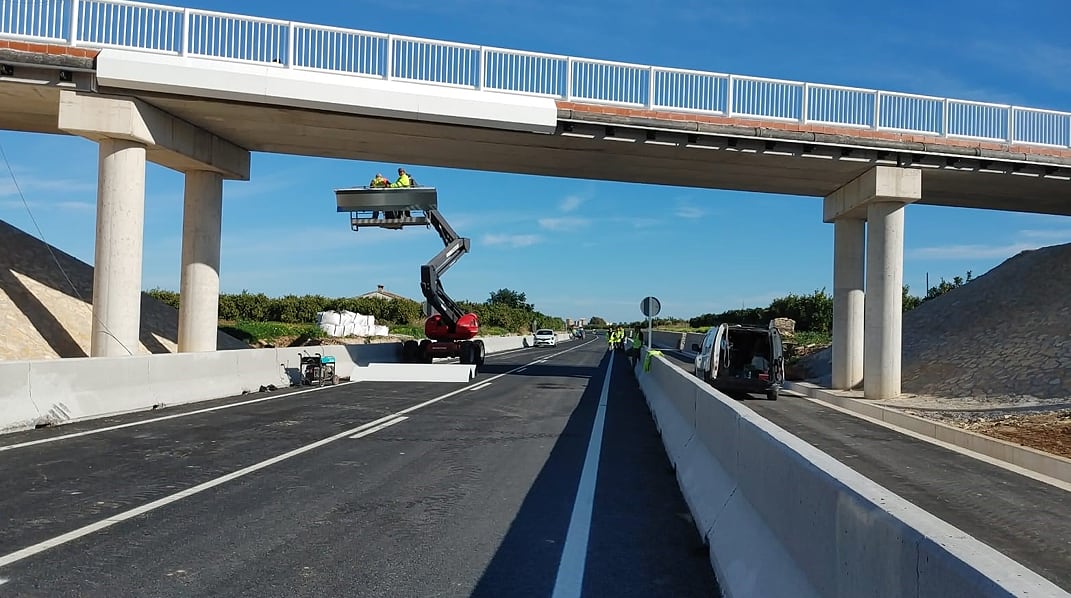 La obra ha incluido además la construcción de una nueva pasarela para la vía ciclista Gandia-Oliva, demoliendo la existente por insuficiencia de espacio