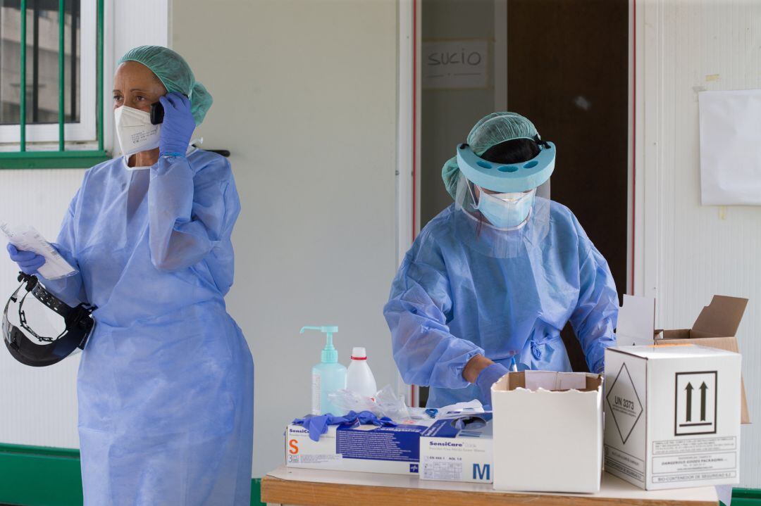 Dos sanitarias preparan pruebas PCR.