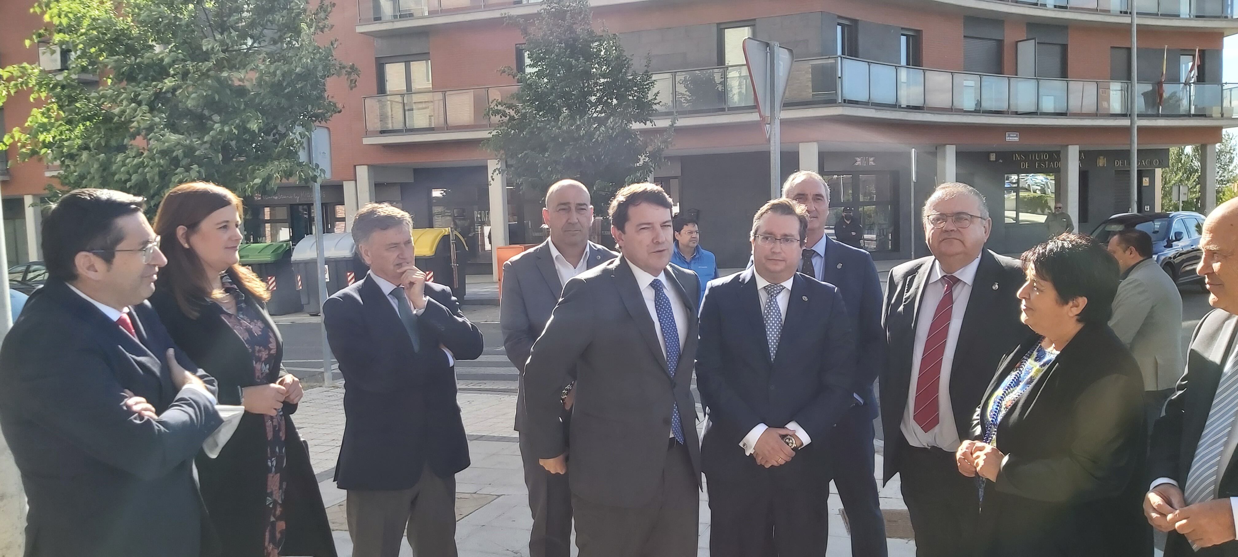 Alfonso Fernández Mañueco, presidente de la Junta de Castilla y León, junto al presidente del Colegio de Médicos de Segovia, Graciliano Estrada (izq. central).