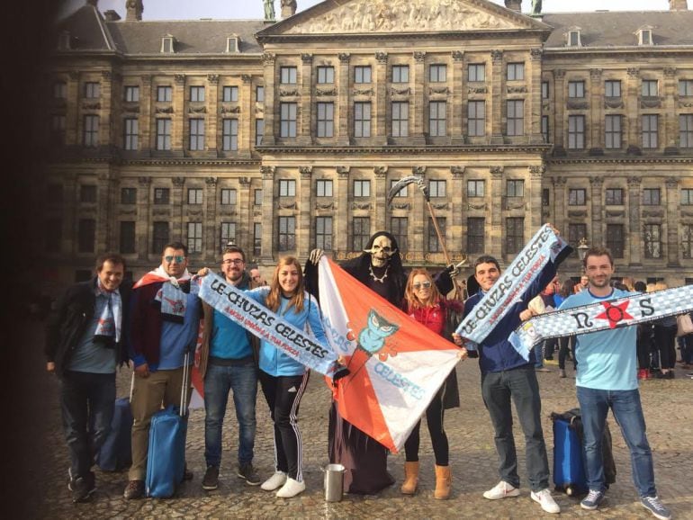 Un grupo de aficionados del Celta en Amsterdam