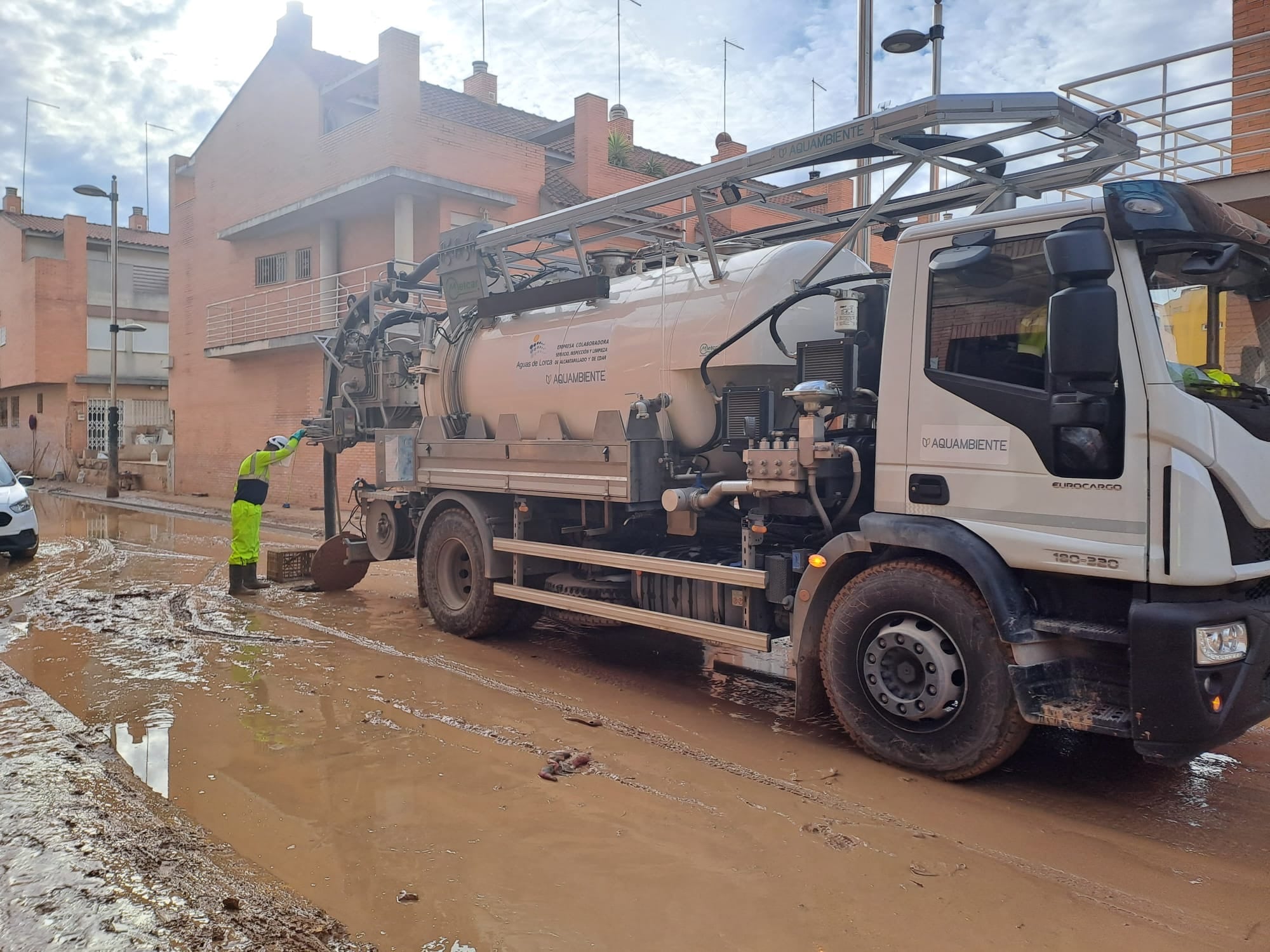 Lorca envía a Alfafar un camión autobomba para ayudar en las labores de limpieza del alcantarillado