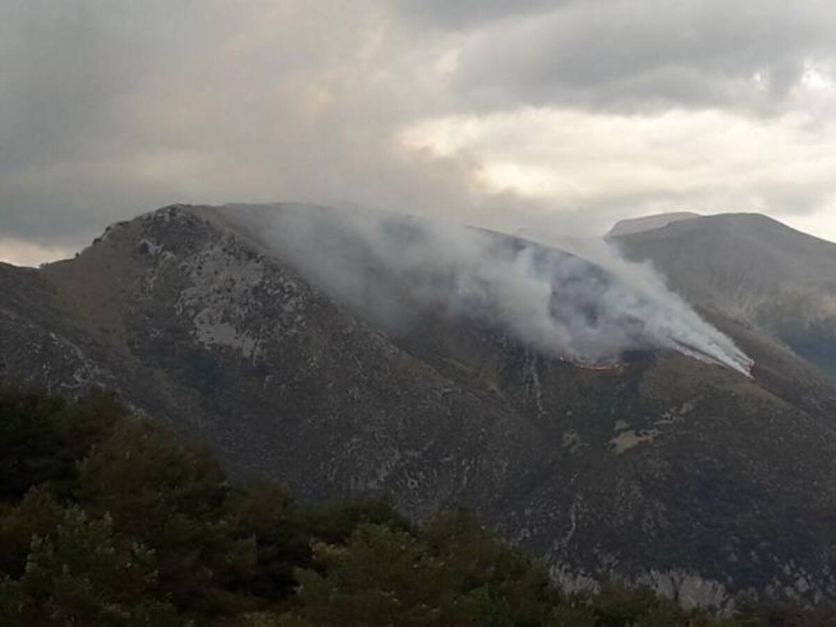 Más de 180 hectáreas calcinadas por el incendio de Laspuña que sigue activo