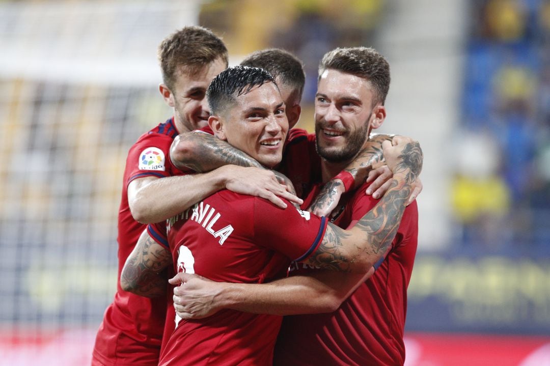 Los jugadores de Osasuna celebrando el gol de la victoria en Cádiz  