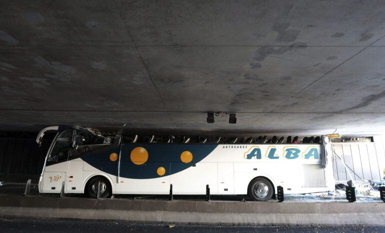  Restos del autobús que transportaba cerca de sesenta estudiantes españoles de Bilbao a Amsterdam que se empotró en un túnel de la periferia de Lille.   EFE/BAZIZ CHIBANE