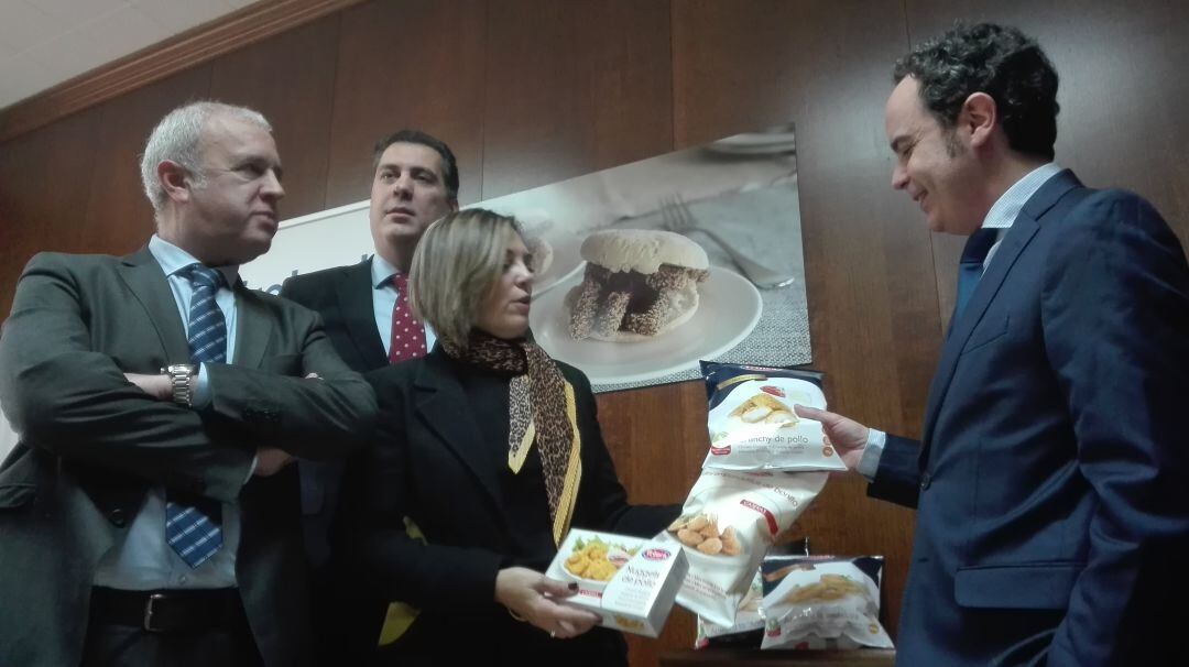 La consejera de Agricultura, Milagros Marcos, durante su visita a las instalaciones de la empresa Freigel