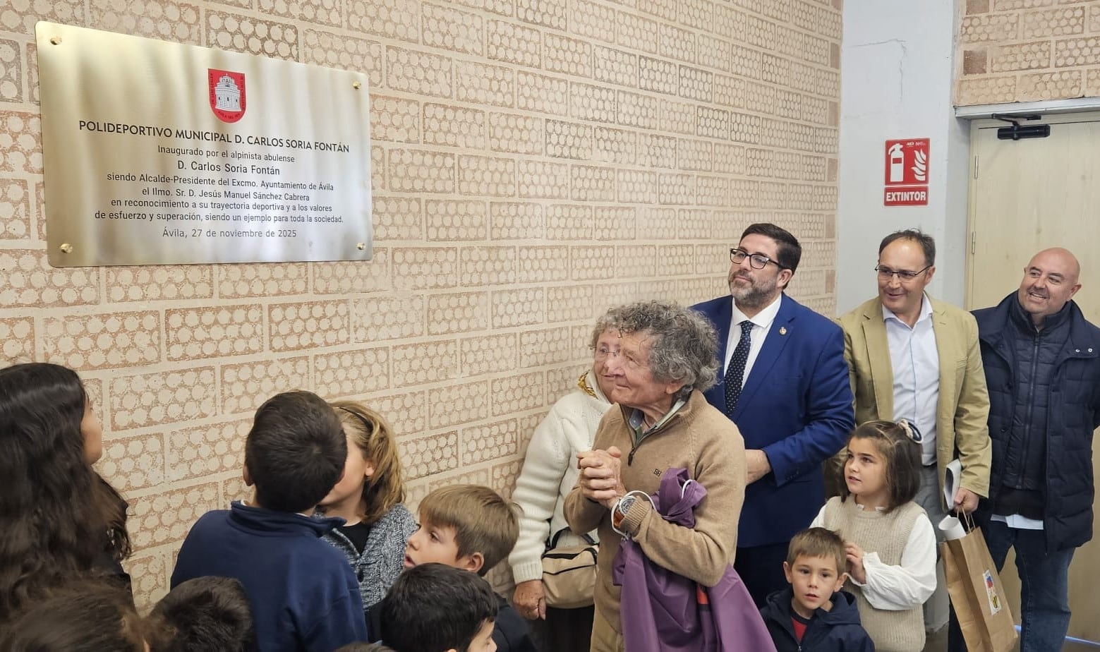 Carlos Soria descubre la placa que lleva su nombre