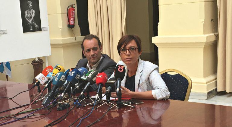 El candidato de Ciudadanos, Juan Cassà, y la candidata del PSOE, María Gámez, comparecen tras mantener una reunión en el ayuntamiento de Málaga