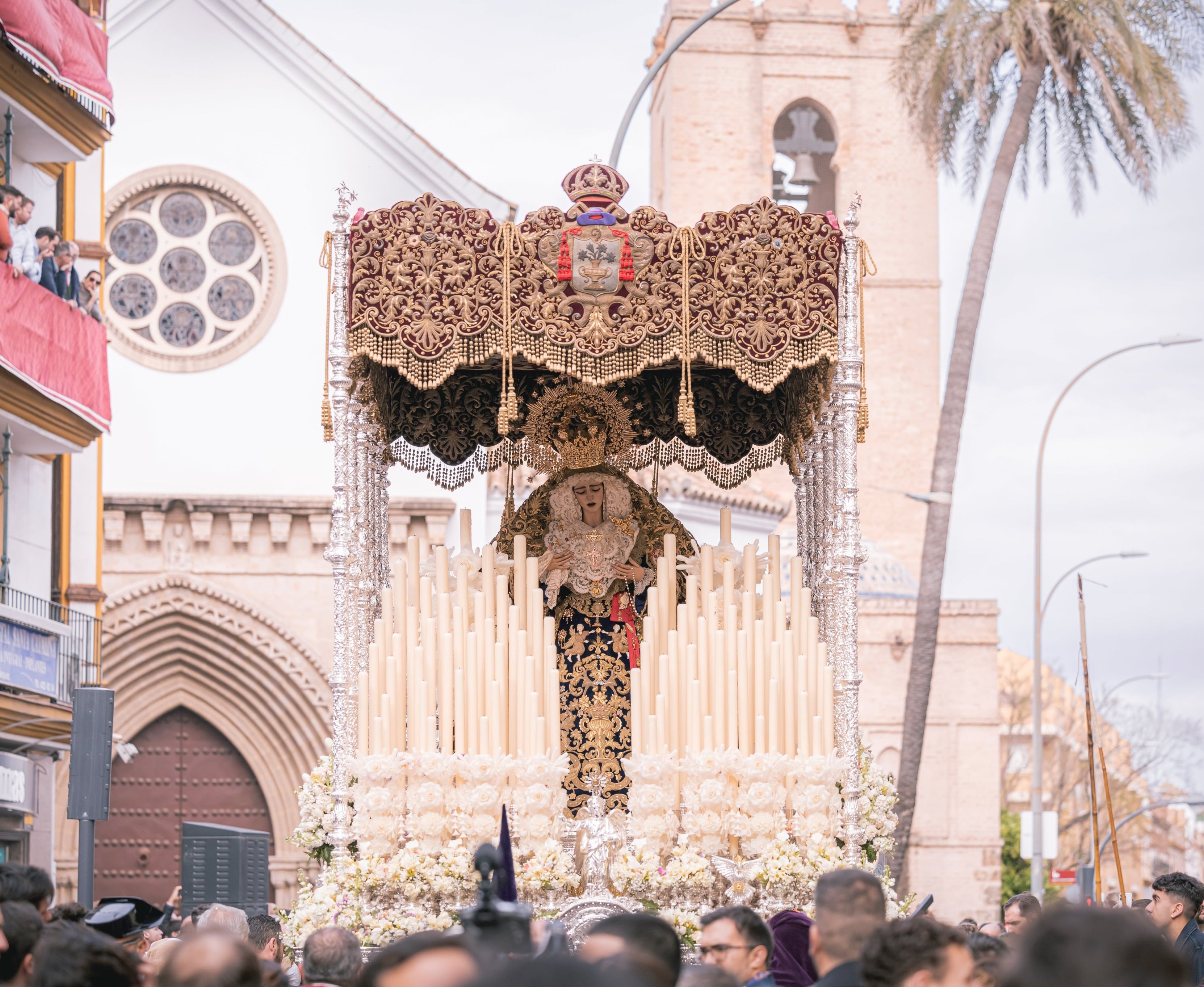 El paso de palio de la Virgen de la Encarnación de San Benito en una imagen del Martes Santo