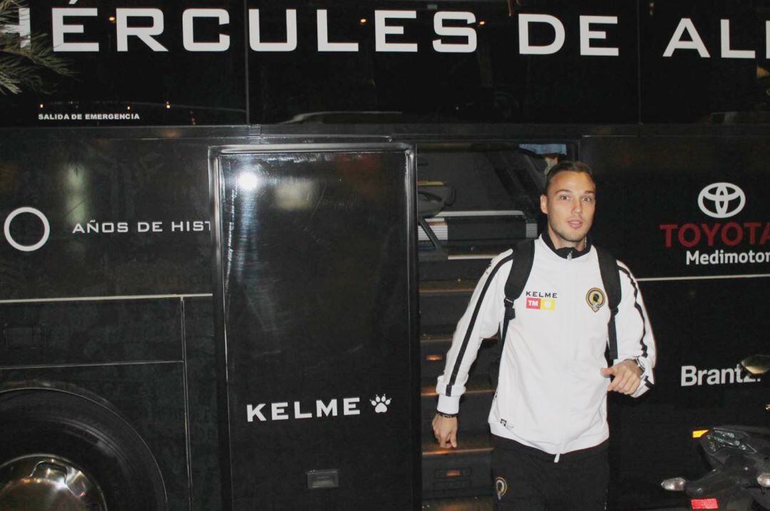 Pablo Íñiguez, bajando del autobús del Hércules CF