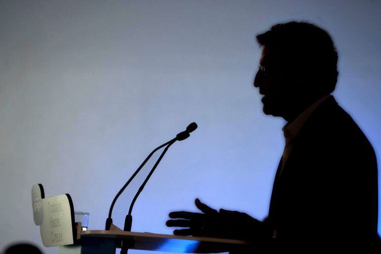 GRA456. VIGO. 15/05/2015.- El presidente de la Xunta de Galicia, Alberto Nuñez Feijoo, durante su participación hoy en el mitin del PP en Vigo, en el que ha estado acompañado por el presidente del Gobierno, Mariano Rajoy. EFE/Salvador Sas