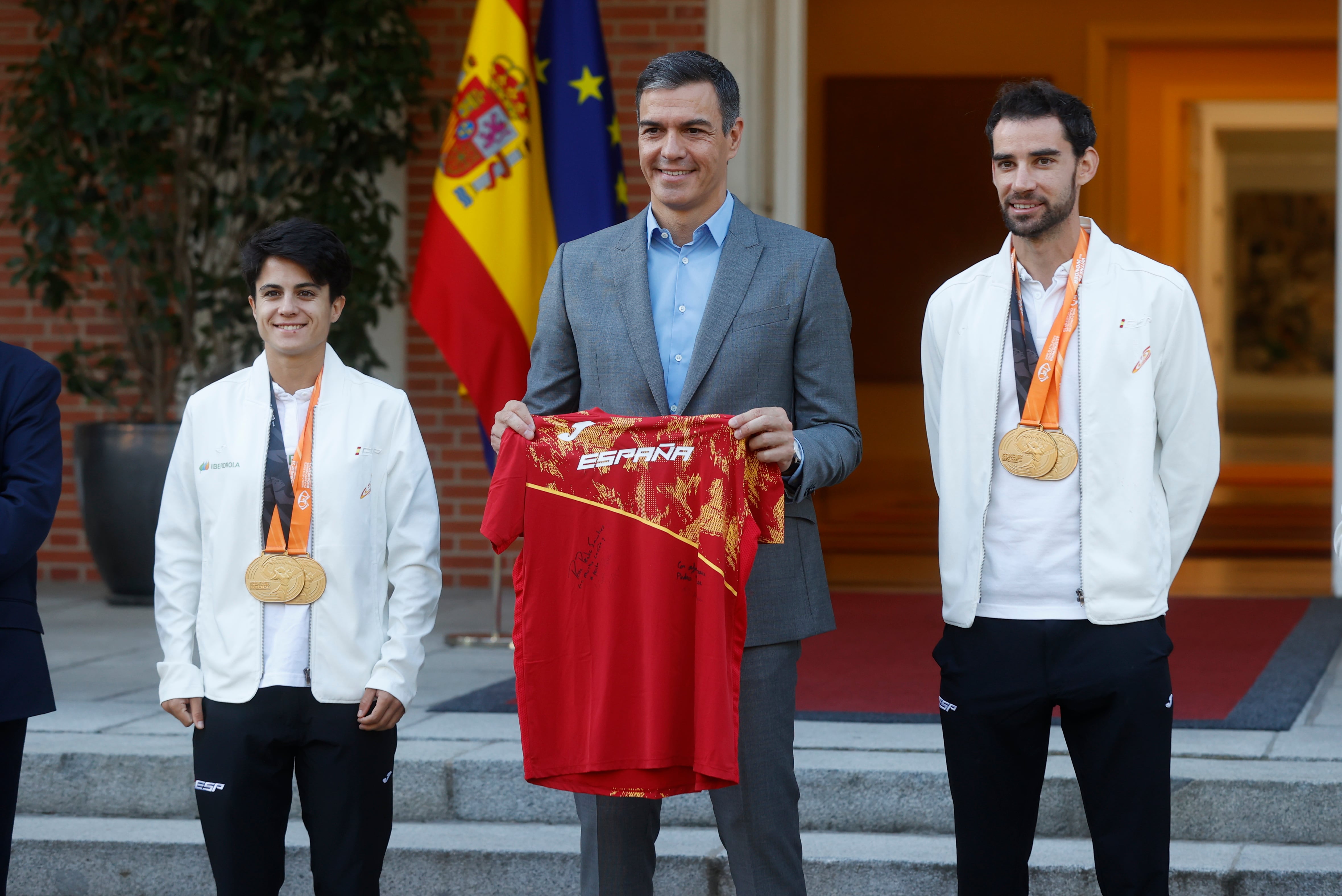 Pedro Sánchez recibe a los deportistas María Pérez y Álvaro Martín