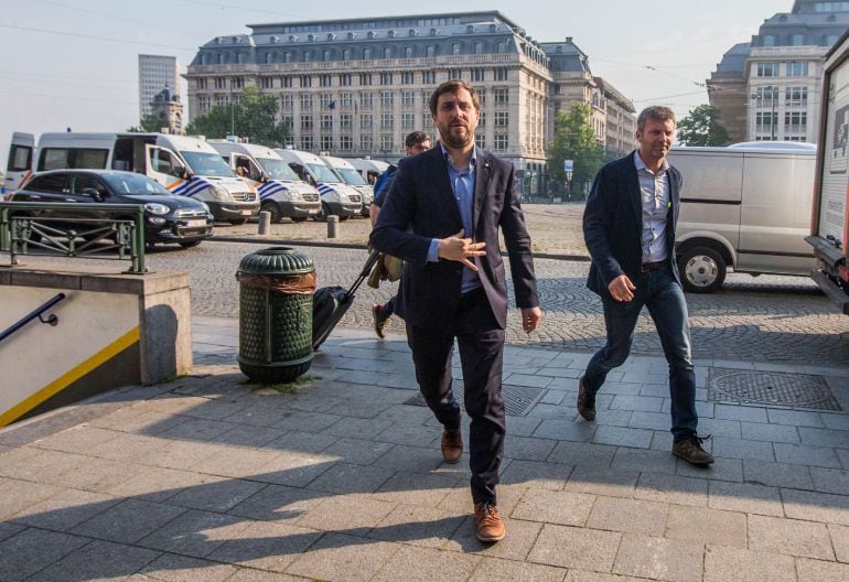  El exconsejero catalán huido Toni Comín (c) llega al tribunal para comparecer ante el juez belga de primera instancia en Bruselas (Bélgica) hoy, 16 de mayo de 2018.