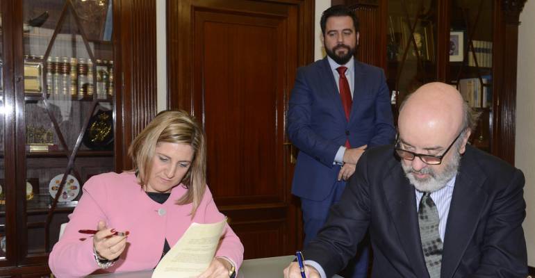 De izquierda a derecha, la presidenta de Diputación, Irene García, el diputado Francisco González y el consejero delegado de Zaragoza Urbana, Felipe Sanz Portolés.